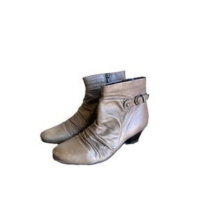 Clarks Brown Leather Slouch Ankle Booties Size 6.5M Low Heel Buckle Zip